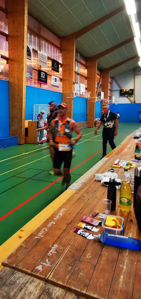 Passage au ravito Séné - Ultra marin 2025