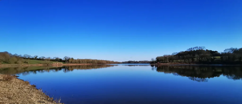 Reflet du ciel bleu sur le lac de la Bultière, dernier jour du défi 10 km par jour